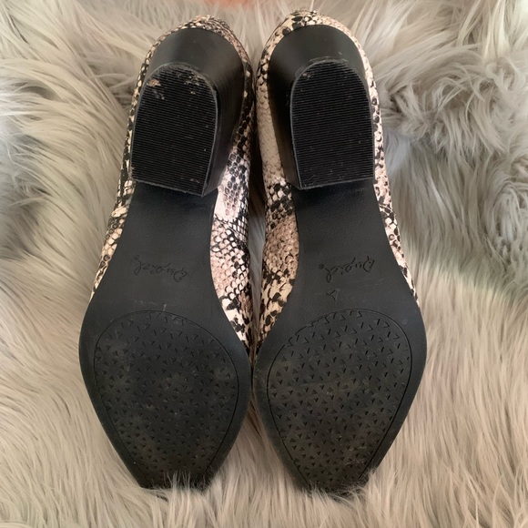 Quips Abstract Snake Print Booties - Picture 5 of 6